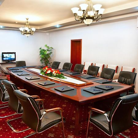 Goldman Empire Hotel Astana Bagian luar foto