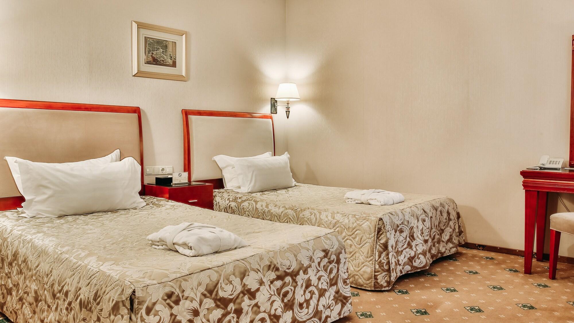 Goldman Empire Hotel Astana Bagian luar foto