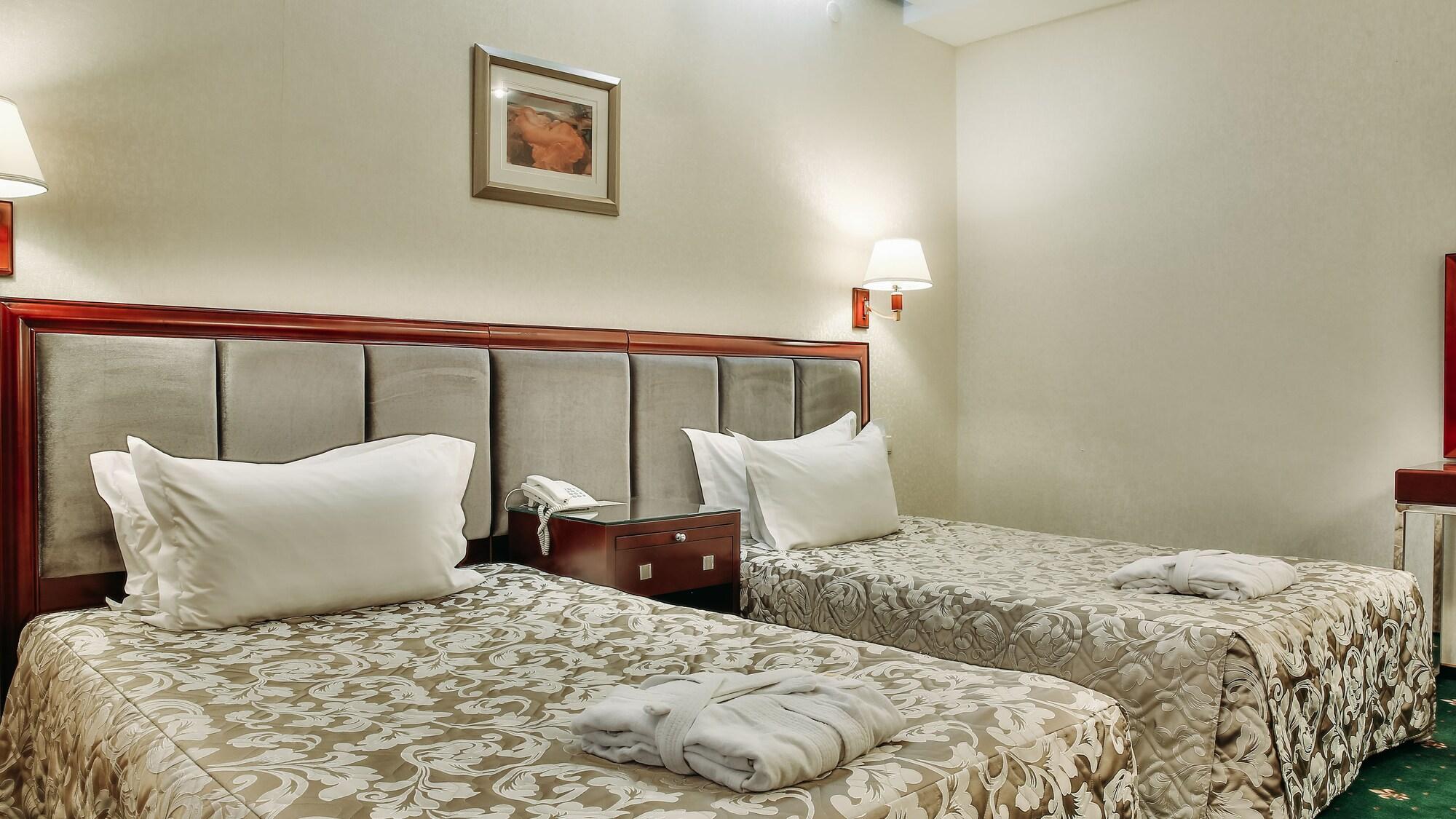 Goldman Empire Hotel Astana Bagian luar foto