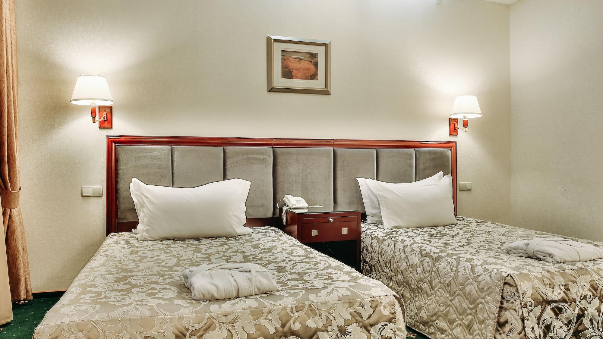 Goldman Empire Hotel Astana Bagian luar foto