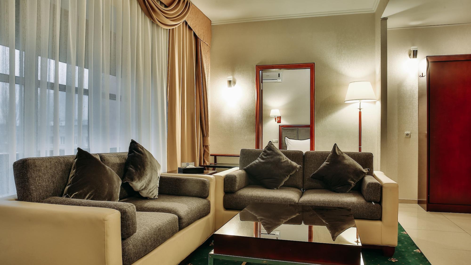 Goldman Empire Hotel Astana Bagian luar foto