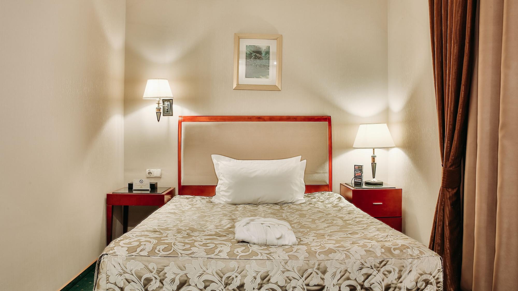 Goldman Empire Hotel Astana Bagian luar foto
