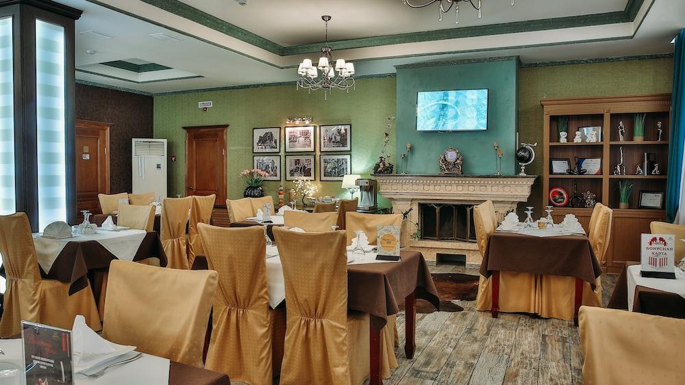 Goldman Empire Hotel Astana Bagian luar foto
