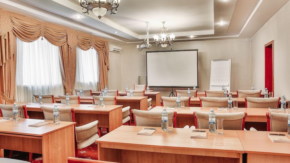 Goldman Empire Hotel Astana Bagian luar foto