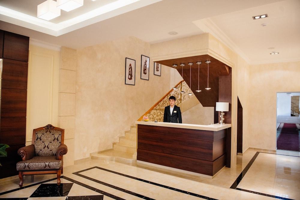 Goldman Empire Hotel Astana Bagian luar foto