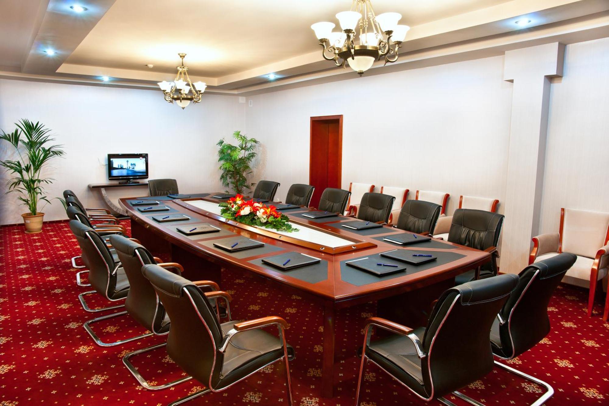 Goldman Empire Hotel Astana Bagian luar foto
