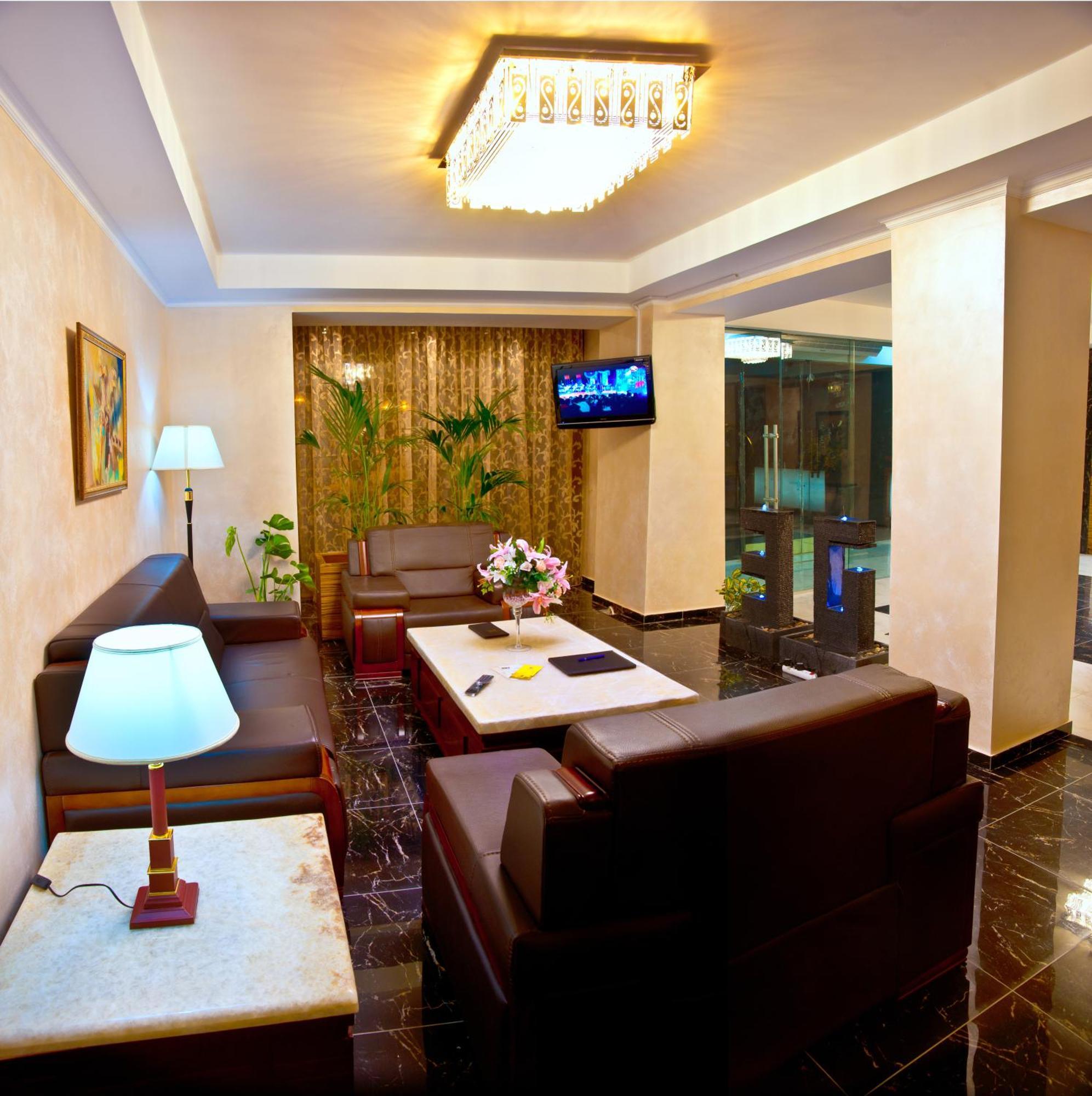 Goldman Empire Hotel Astana Bagian luar foto
