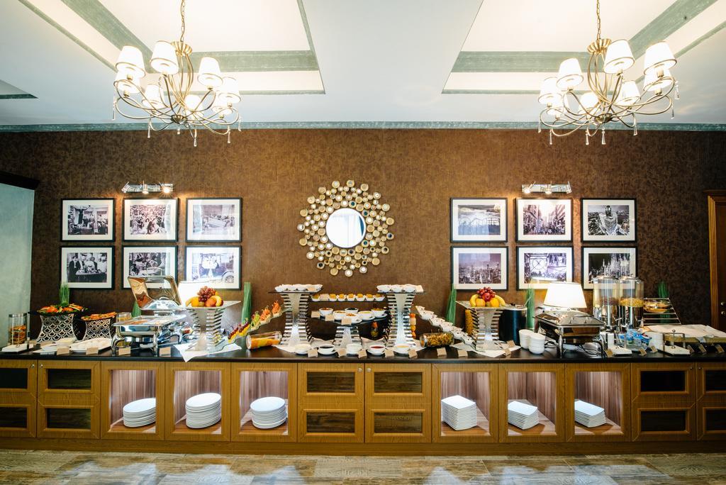 Goldman Empire Hotel Astana Bagian luar foto