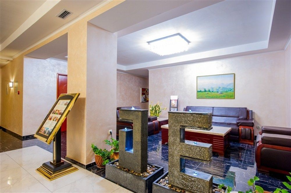 Goldman Empire Hotel Astana Bagian luar foto