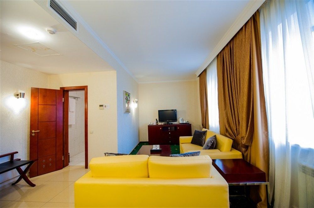 Goldman Empire Hotel Astana Bagian luar foto