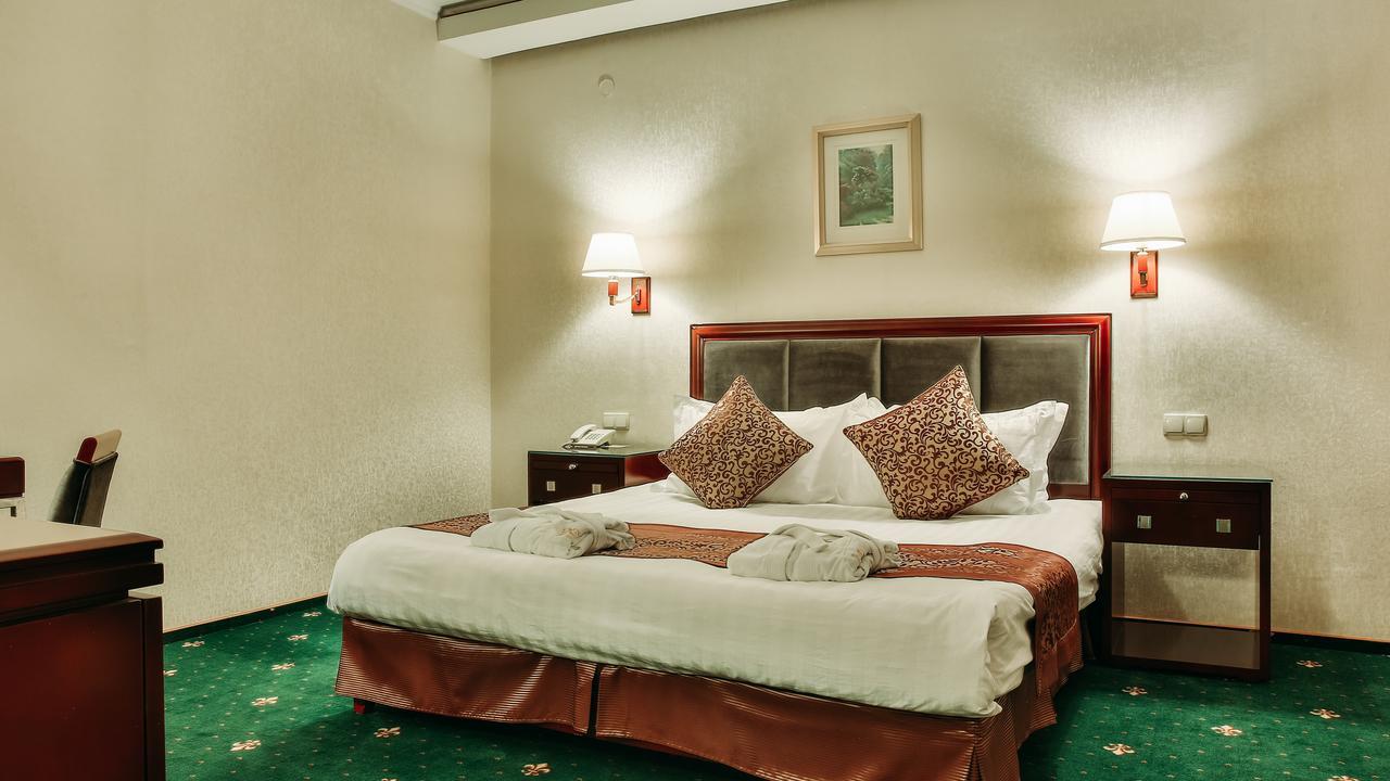 Goldman Empire Hotel Astana Bagian luar foto