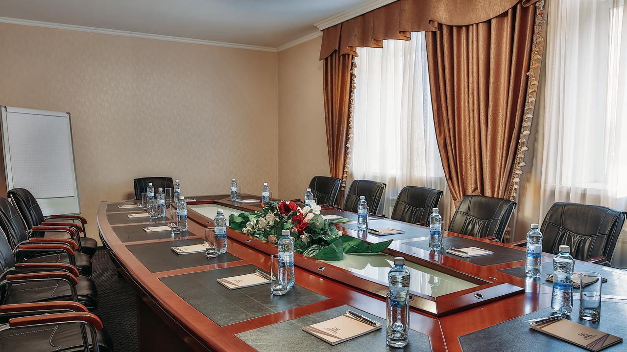 Goldman Empire Hotel Astana Bagian luar foto
