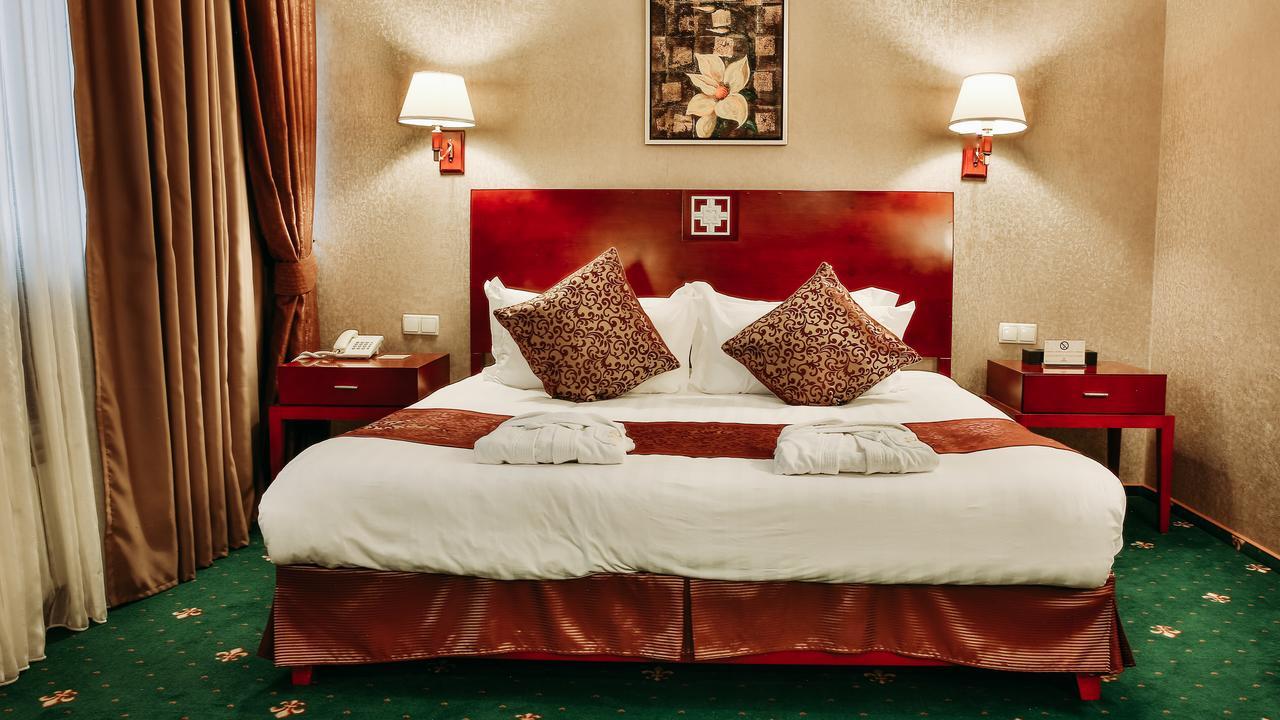 Goldman Empire Hotel Astana Bagian luar foto