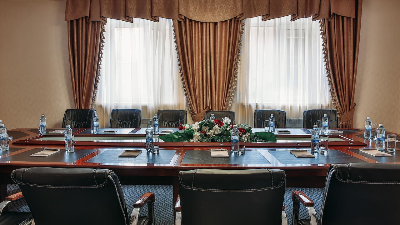 Goldman Empire Hotel Astana Bagian luar foto