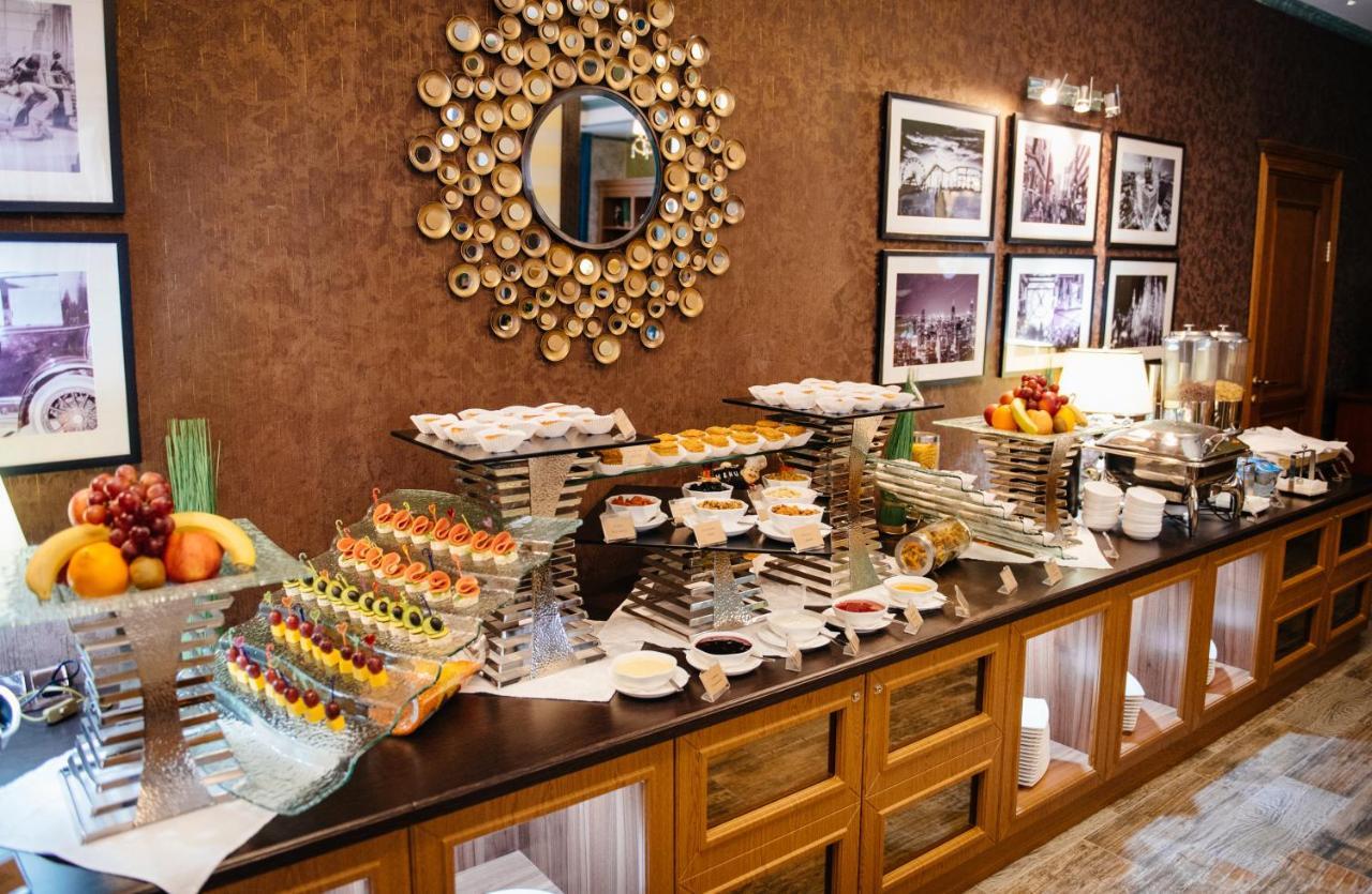 Goldman Empire Hotel Astana Bagian luar foto