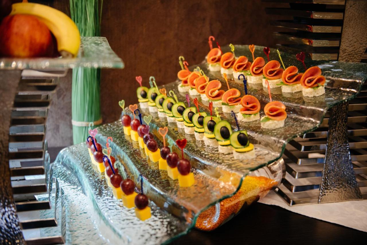 Goldman Empire Hotel Astana Bagian luar foto