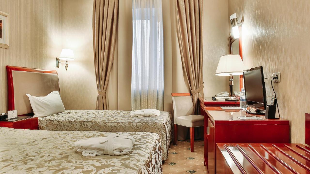 Goldman Empire Hotel Astana Bagian luar foto